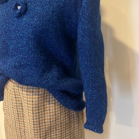 Entirely handcrafted sweater w/ amazing detail sleeves crocheted flowers pearls - Picture 5 of 13